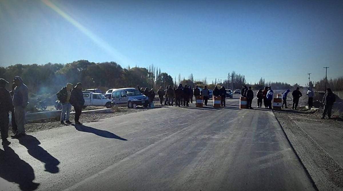 Corte sobre ruta 7 en San Patricio del Chañar. Fuente: (Twitter)