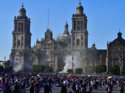 #Marcha8M: Lanzan gas lacrimógeno y piedras desde atrás de las vallas colocadas frente a Catedral