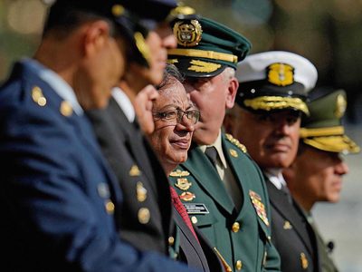 El desafío de Petro: Enfrentar a militares empoderados…  y con ambición política