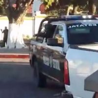 Policía estatal dispara contra inconformes con el gasolinazo en Nogales (Video)