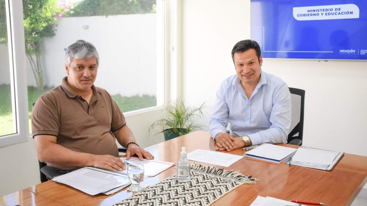 El intendente de Villa El Chocón, Nicolás Di Fonzo, junto al ministro de Gobierno y Educación, Osvaldo Llancafilo. Fuente: (Twitter)