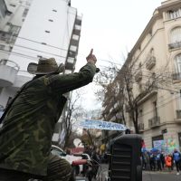 Cristina Kirchner con prisión domiciliaria: sus seguidores tomaron la terraza de un edificio y elevan la tensión
