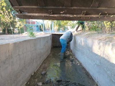 Plásticos, bolsas y neumáticos: el municipio alerta sobre el alto porcentaje de residuos en canales de Neuquén