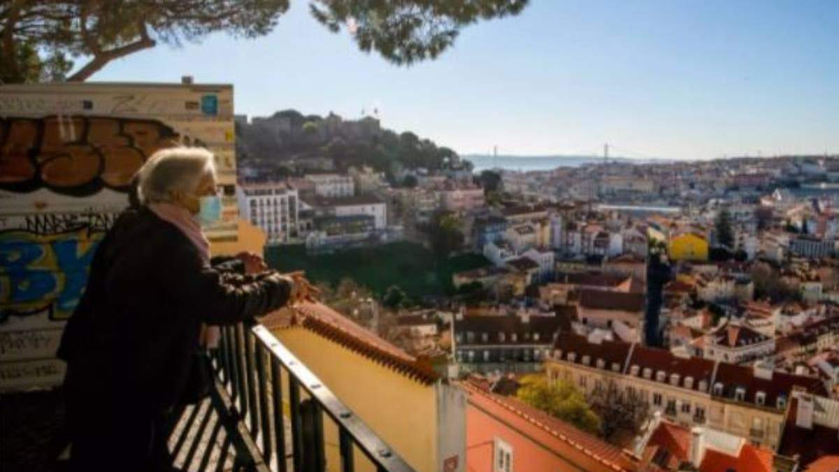 Una mujer se asoma a un mirador en Lisboa -