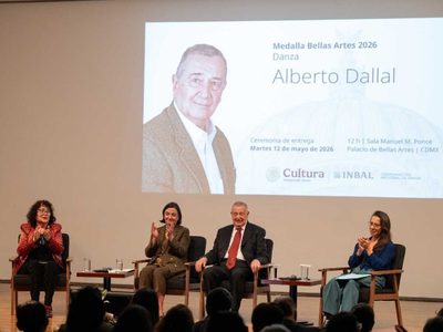 Alberto Dallal, reconocido especialista de danza, recibió la Medalla Bellas Artes