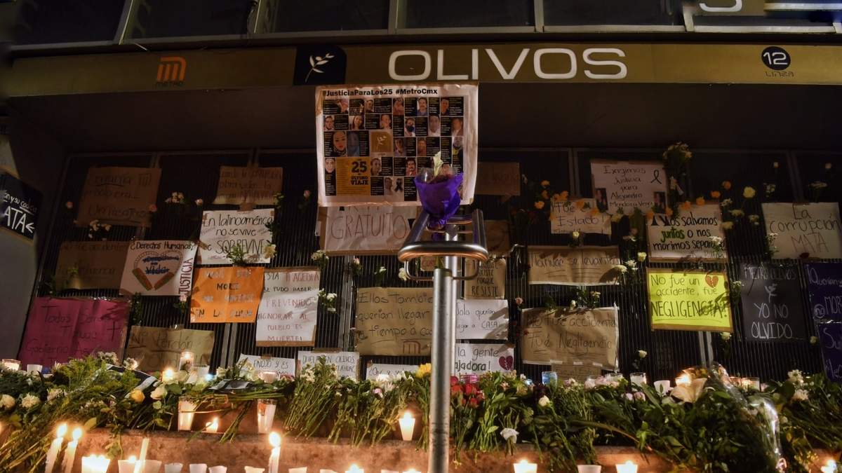 Ofrenda en la entrada del Metro Olivos