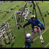 ¡Se salva de milagro! Un hombre se aferra al parapente luego de que el instructor olvida asegurarlo