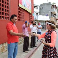 Astudillo promueve comedores comunitarios con fotos de su esposa y un funcionario