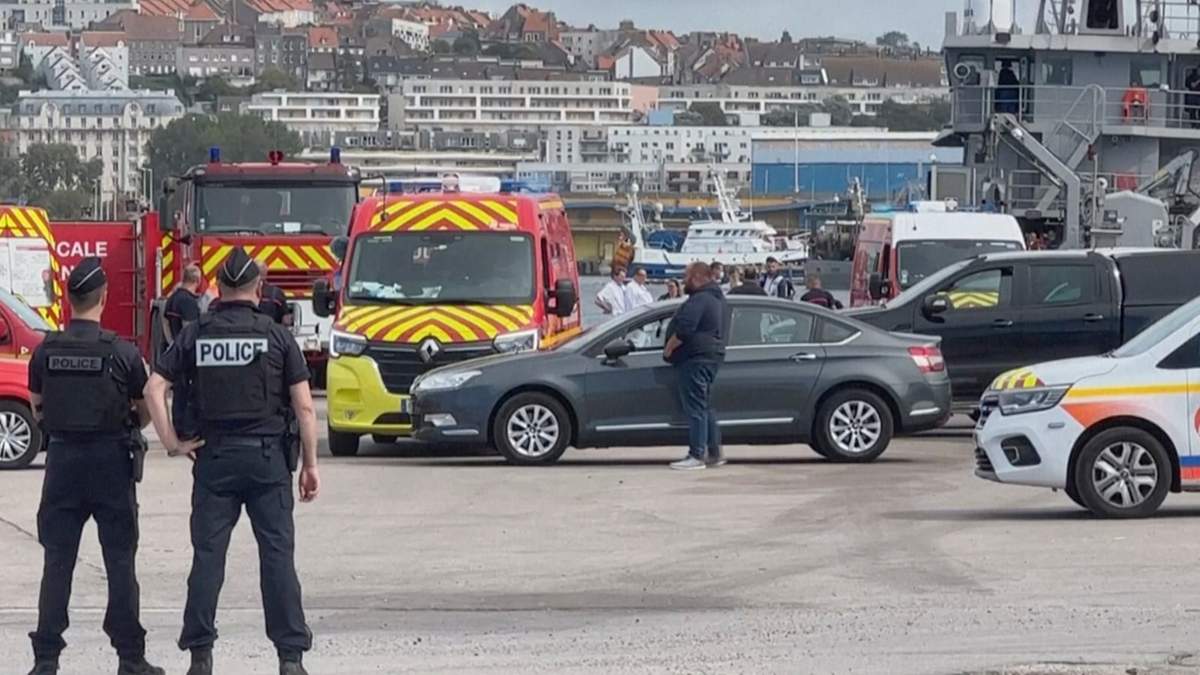 Los servicios de emergencia trabajan en el puerto de Boulogne-Sur-Mer, Francia