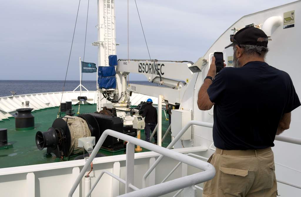 Un pasajero del MV Hondius, el crucero donde apareció un brote de hantavirus, toma una foto del ancla de la embarcación en Praia, durante una travesía hacia el puerto español de Tenerife, el 6 de mayo de 2026
