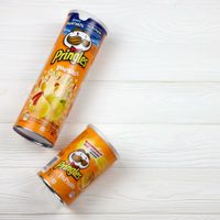 Ni se te ocurra tirar las latas de Pringles vacías: creá estos jarrones que cuestan una fortuna en las tiendas deco