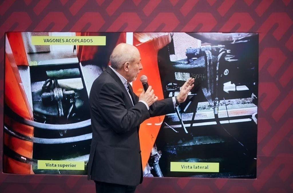 El director general del Sistema de Transporte Colectivo (STC) Metro, Guillermo Calderón, explica las razones por las que se separaron los vagones del tren de la Línea 7 en la estación Polanco