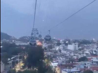 Cablebús se queda suspendido 40 minutos por las lluvias (Video)