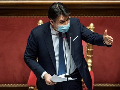 Italia demandará a AstraZeneca por reducir el lote de vacunas