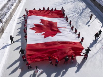 Canadienses celebran aniversario de su bandera mientras Trump busca convertir su país en un estado