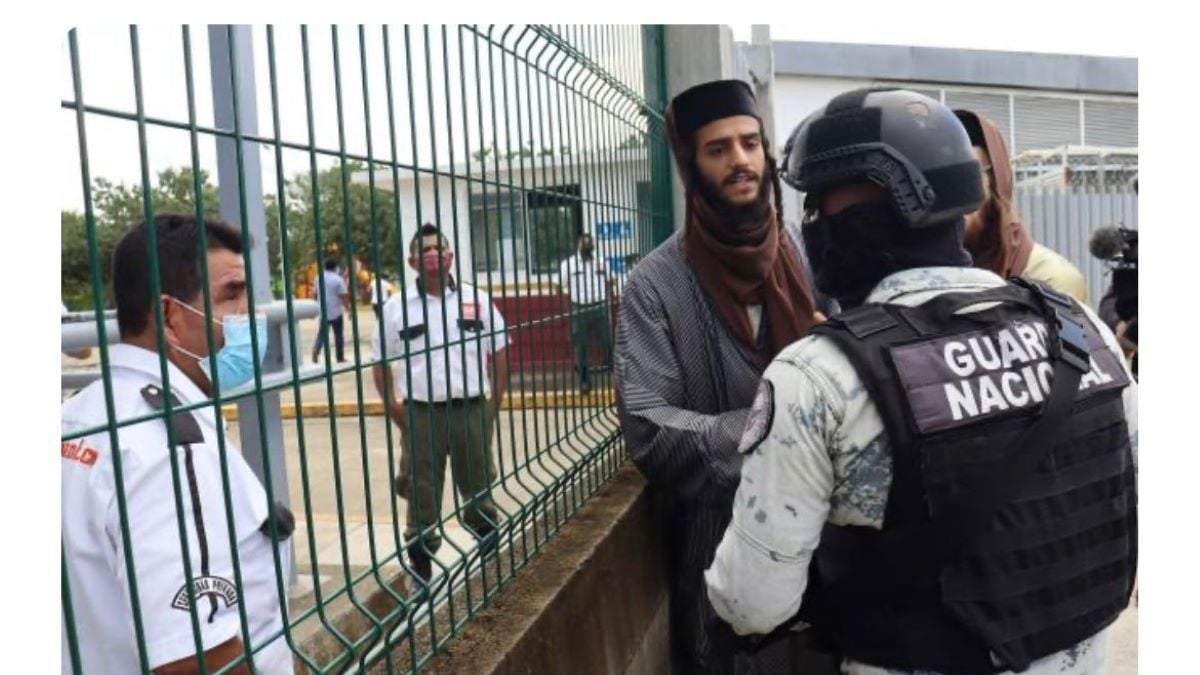 Protesta de integrantes de Lev Tahor en instalaciones del INM en Chiapas