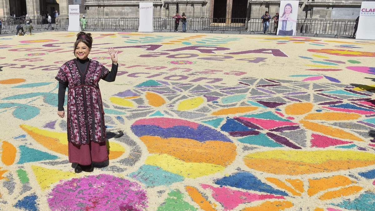 La Plaza 23 de Mayo de la alcaldía Cuauhtémoc fue revestida por un tapete de aserrín presuntamente elaborado por artesanos de distintas alcaldías con la leyenda "Clara gana 2024"