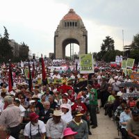 Senadores perredistas cobijan a López Obrador en mitin en CDMX