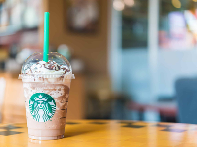 No tires la tapa plástica del café de Starbucks: así de fácil podés hacer esta creación para decorar