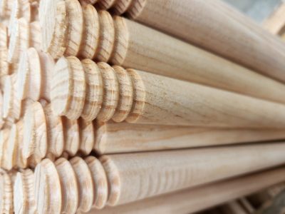 Con una tabla de madera y palos de escoba viejos, hacé este precioso soporte para tus plantas de interior