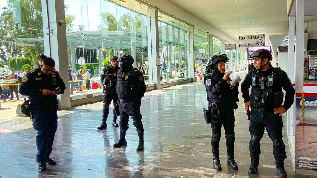 Elementos de la Secretaría de Seguridad Ciudadana resguardan la central de autobuses del sur