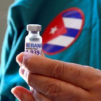 Cuba aprueba el uso de emergencia de dos vacunas contra el coronavirus