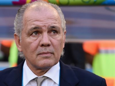 Conmovedor momento de un fanático de Gimnasia con hinchas de Estudiantes en la despedida de Sabella