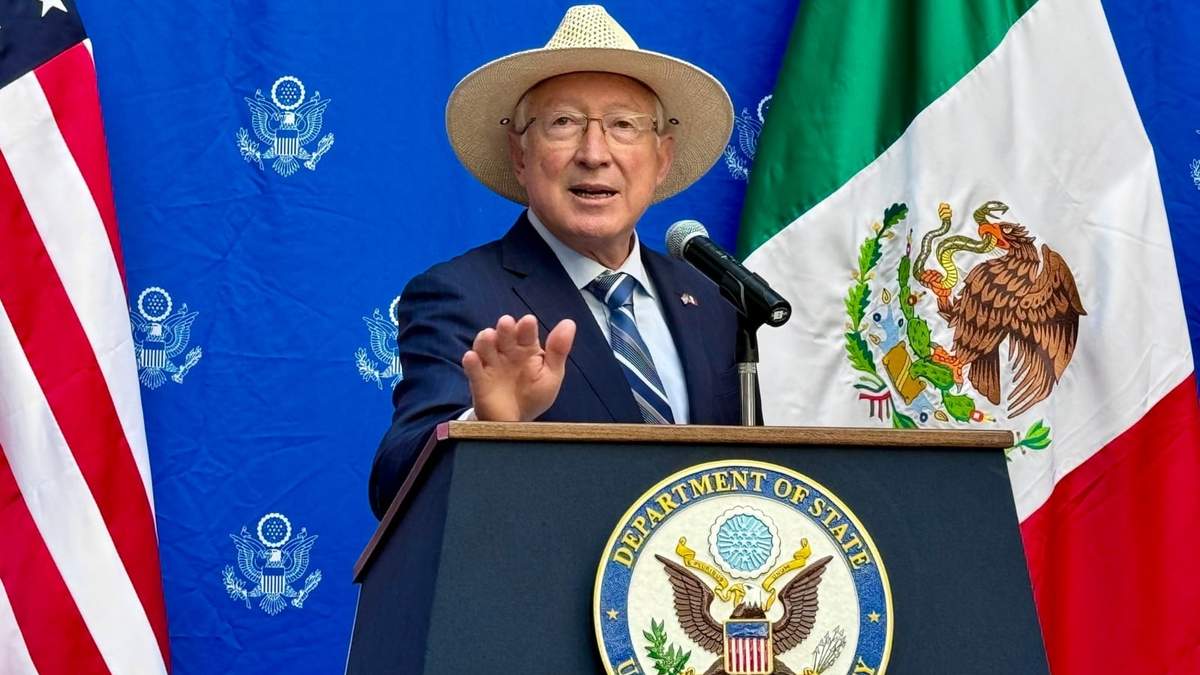 El embajador Ken Salazar