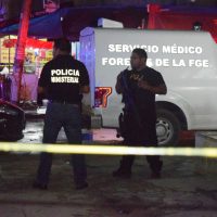 Comando irrumpe en bar de Cancún; sicario dispara desde la barra y mata a tres personas