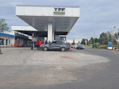 Largas colas de autos, turistas varados y falta de combustible en estaciones de servicio de Neuquén