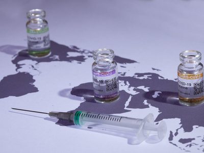 La campaña de vacunación contra el coronavirus supera un nuevo récord mundial