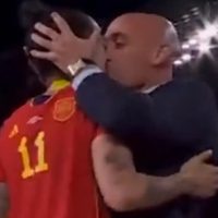 Causa indignación beso de Luis Rubiales a Jenni Hermoso en el festejo de Mundial Femenil