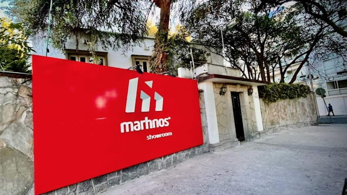 Emblema de Grupo Marhnos en la calle de Lafayette, en la Anzures