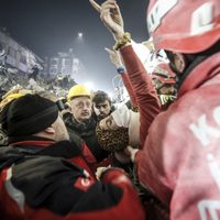 Turquía: rescatan a un matrimonio vivo de entre los escombros a ocho días del sismo (Video)