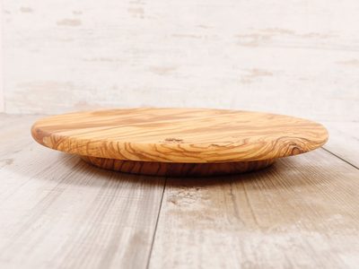 Con cosas que seguro ibas a tirar, hacé este plato giratorio como los de las pastelerías para decorar tortas