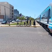 Intentó cruzar las vías con el tren encima, pero le salió mal