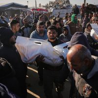 Ataques israelíes matan a 30 palestinos, mientras el alto al fuego en Gaza avanza lentamente