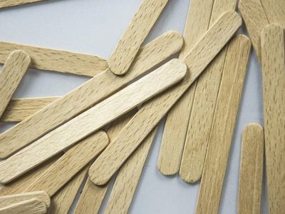 Tenés un tesoro en casa: así transformás los palitos de helado en un portallaves DIY genial