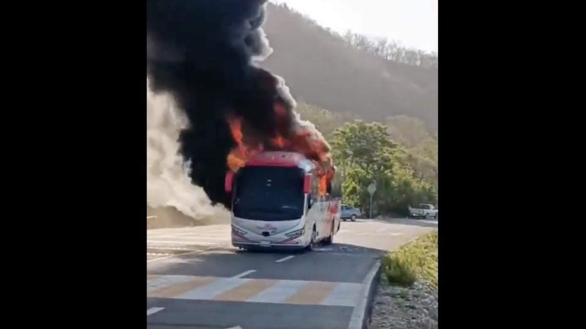 Un autobús incendiado en Michoacán