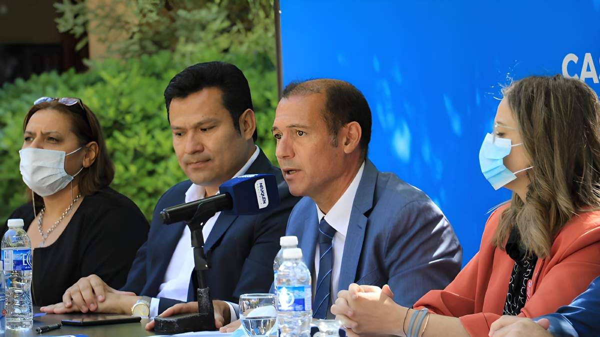 Funcionarios del Gobierno de Neuquén durante el evento de entrega de computadores. Fuente: (@OmarGutierrezOk)