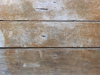 Decile adiós a la humedad en tus pisos o muebles de madera con este truco infalible y económico