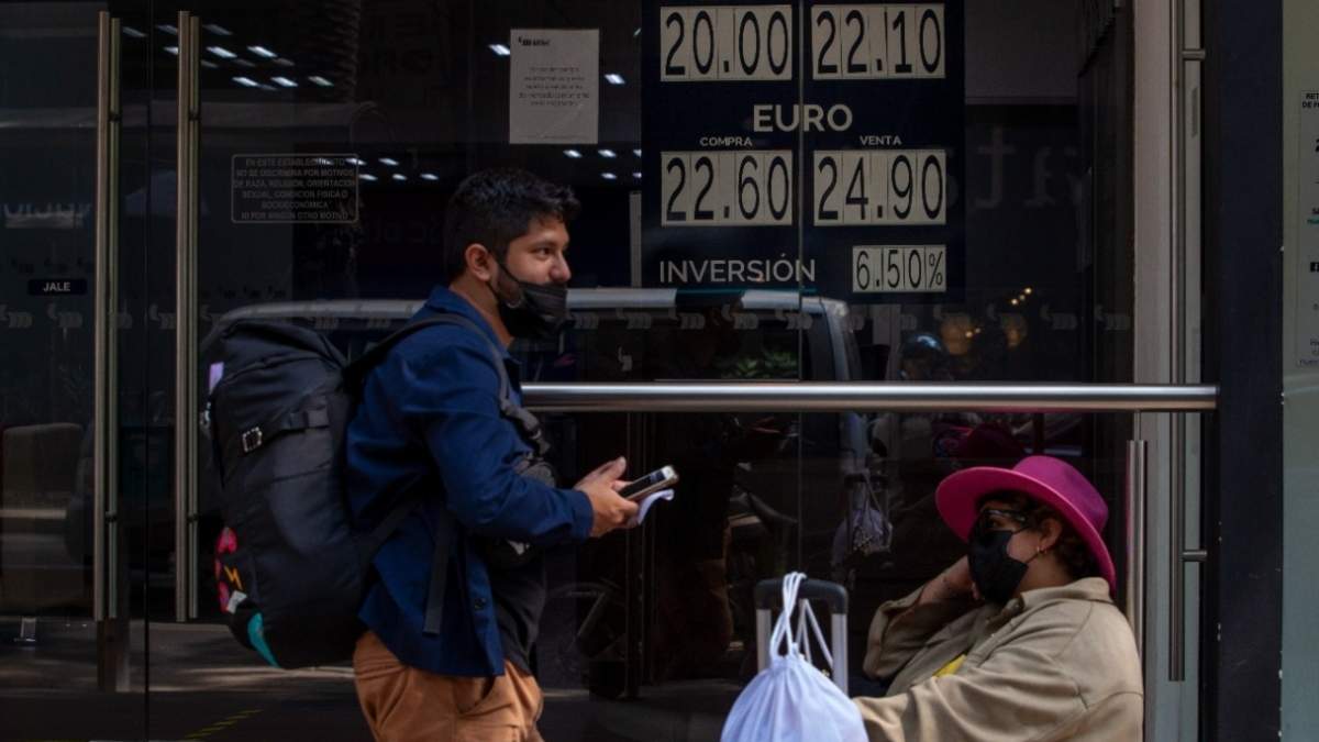 Cotización del dólar en un banco de la Ciudad de México