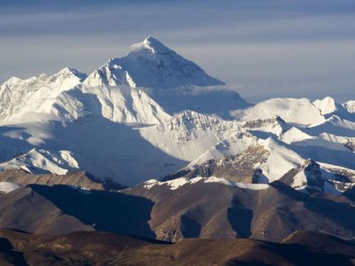 Un río está elevando la cima del Monte Everest