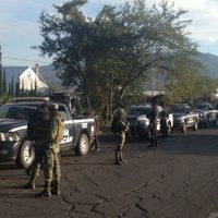 Se llevan a Morelia a 53 policías de Jiquilpan, tras hallazgo de decapitados