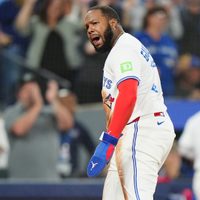 Guerrero pega su sexto jonrón en playoffs y Azulejos vencen a Marineros para forzar juego decisivo