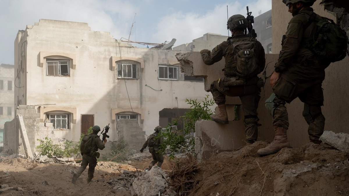 Militares isarelíes en el barrio de Sheyaiya, en Ciudad de Gaza