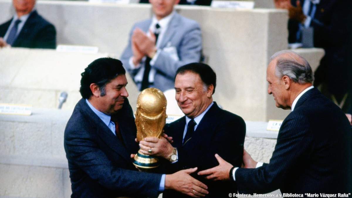 Rafael del Castillo (izq.) sostiene la Copa del Mundo