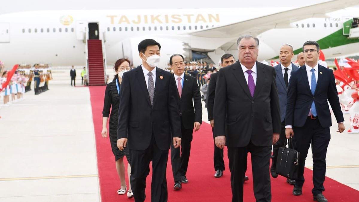 El presidente de Tayikistán, Emomali Rahmon, a su llegada a China