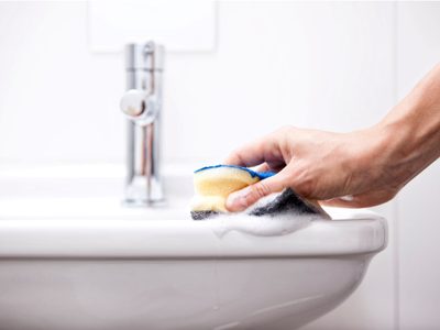 El secreto de las abuelas para eliminar el sarro del lavamanos de tu baño sin usar ni una sola gota de lavandina
