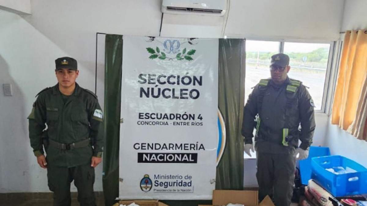 Gendarmes junto a los 29 ladrillos encontrados en dos encomiendas que viajaban desde Misiones a Junín de los Andes. Fuente (Ministerio de Seguridad)